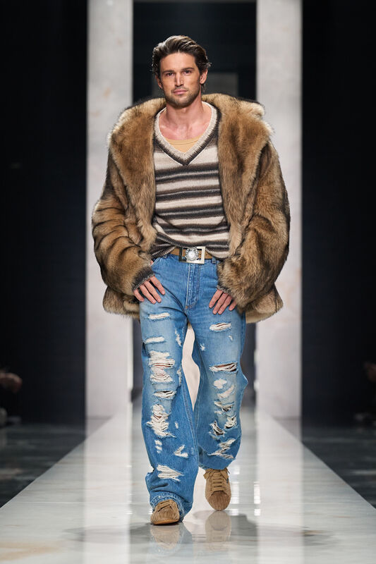 Модель в роскошной меховой накидке и полосатом свитере, дополненная рваными джинсами, передает стильный шик