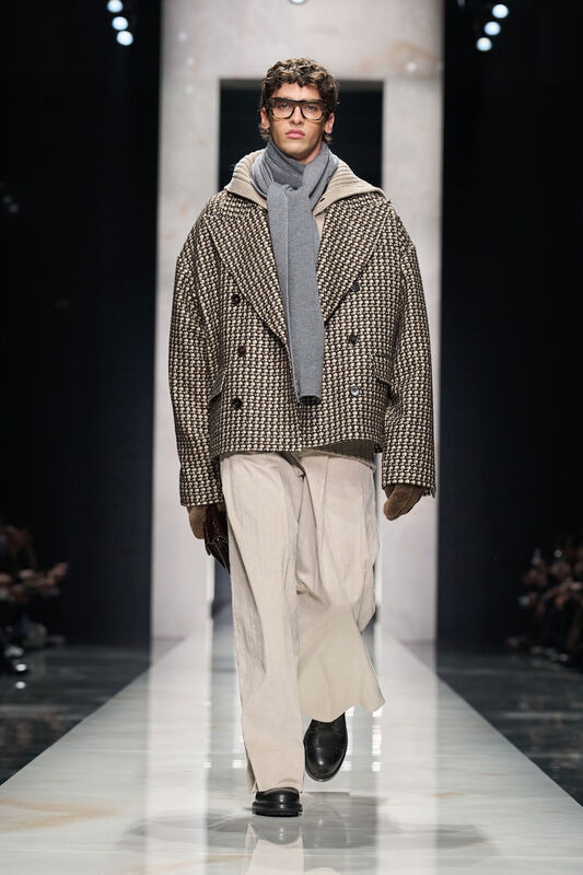 Двойной жакет с крупным узором и светлыми брюками, подчеркивающий элегантность и современность образа