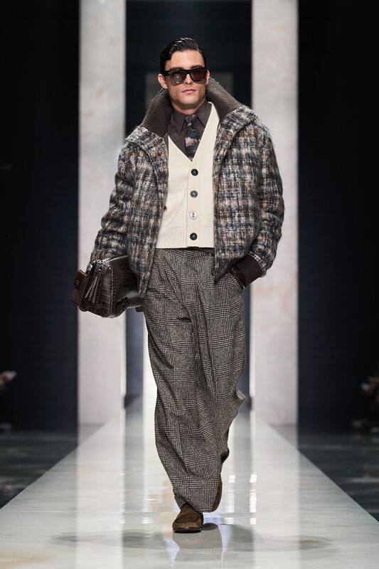 Стильный пиджак с крупной клеткой и светлым кардиганом, дополненный широкими брюками и солнцезащитными очками