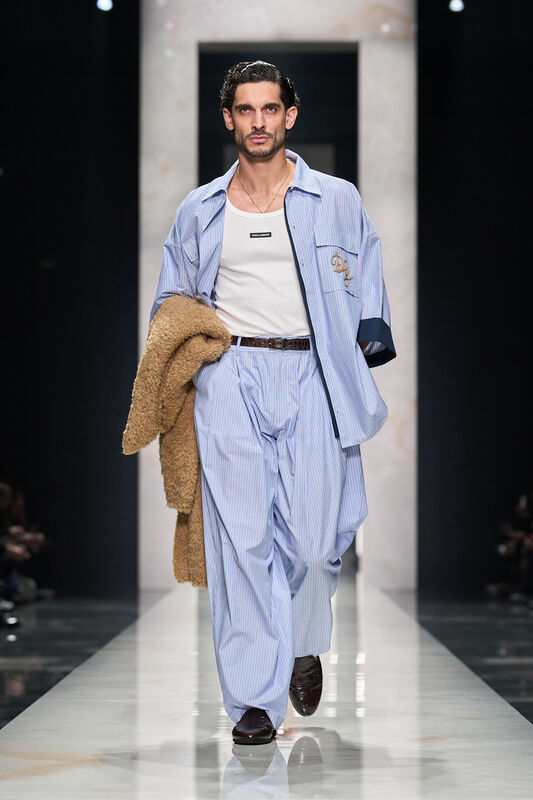 Легкая полосатая рубашка и свободные брюки в сочетании с уютным пальто, создают расслабленный и стильный образ