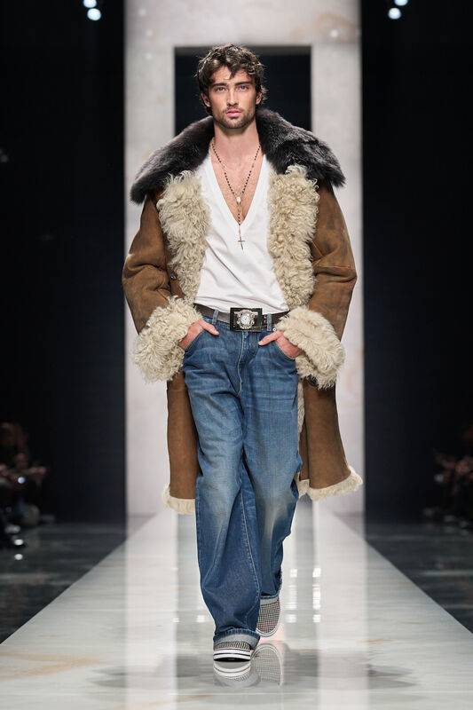 Шершавая куртка с меховым воротником в сочетании с джинсами и сандалиями придает образу непринужденный шик