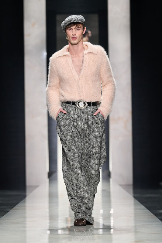 Нежно-розовый пушистый свитер и широкие брюки в клетку создают игривый, но элегантный стиль, завершенный кепкой