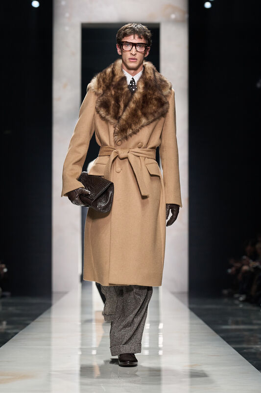 Кашемировый пальто с меховым воротником и клетчатые брюки создают утонченный образ, подчеркивающий элегантность и стиль