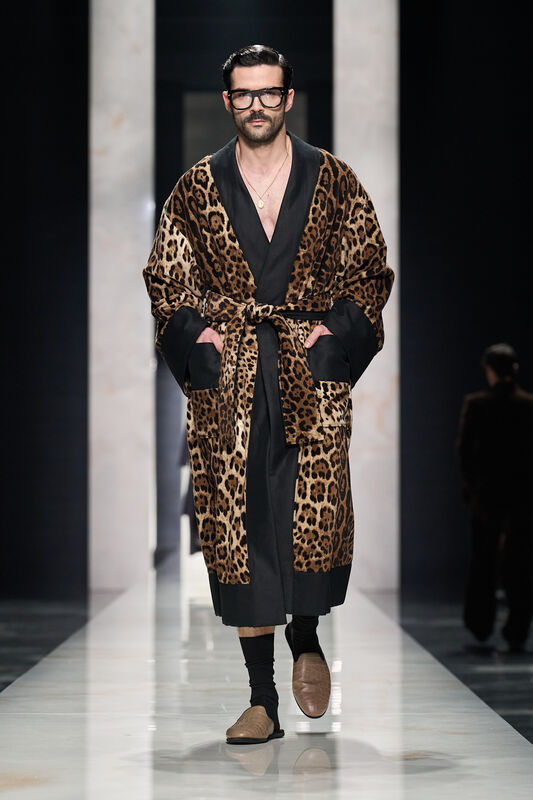Льняной халат с леопардовым принтом, черная рубашка и стильные очки, образуют смелый и экстравагантный наряд