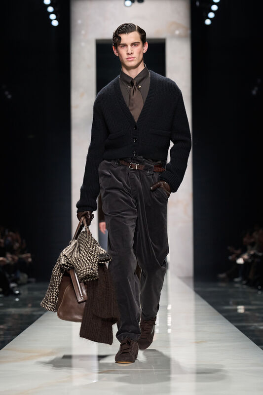 Теплый кардиган в темно-синем цвете, дополненный бархатными брюками и стильной сумкой в руках