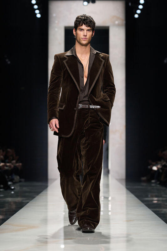 Роскошный бархатный костюм глубокого коричневого оттенка с открытой рубашкой, подчеркивающий мужественность