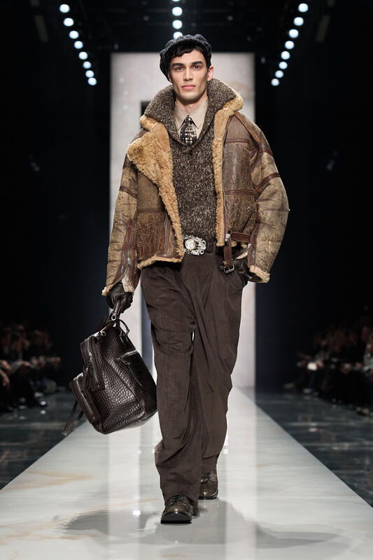 Модный образ с меховой курткой и свитером, дополненный стильной сумкой и брюками в тон, создающий уютный вид