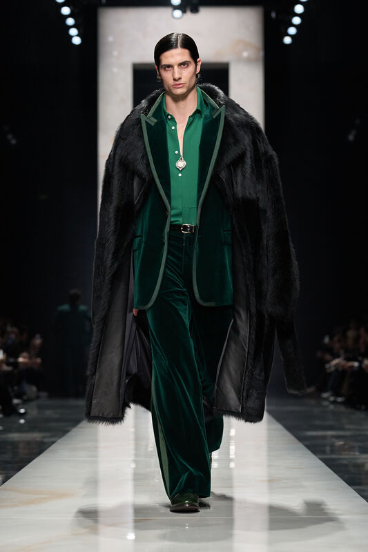 Роскошный образ в бархатном костюме тёмно-зелёного цвета с меховым пальто, подчеркивающим статус и стиль