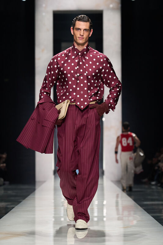 Бордовая рубашка и брюки в полоску с крупными горошками, дополненные стильными аксессуарами, для смелого образа