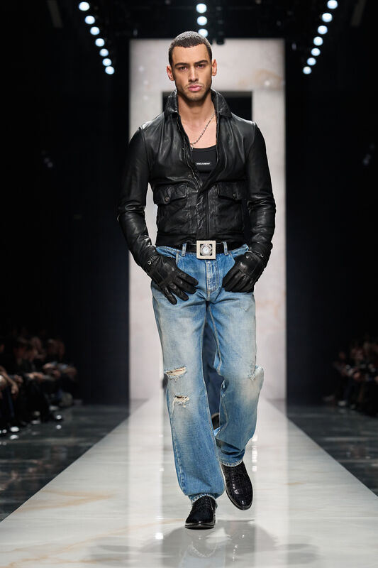 Кожаная куртка и рваные джинсы придают образу дерзость, дополненный блестящим поясом и черными перчатками