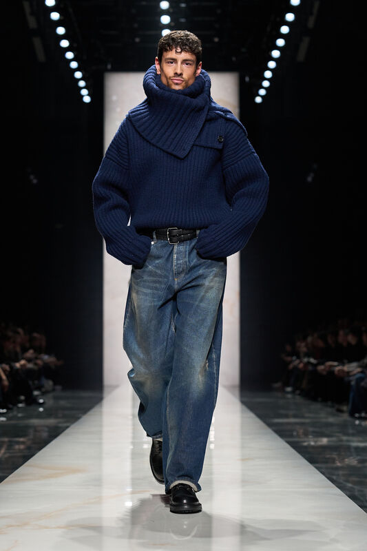 Объемный синий свитер с высоким воротником и свободные джинсы создают уютный и стильный образ для холодной погоды