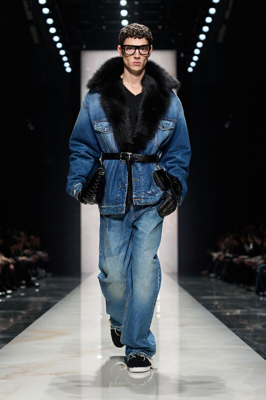 Деним с меховым воротником и широкие брюки создают эффектный образ, дополненный стильными очками и аксессуарами