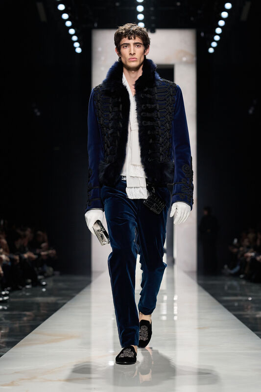 Модель в роскошном синем жакете с меховым воротником и белой рубашкой, излучающая уверенность и шик