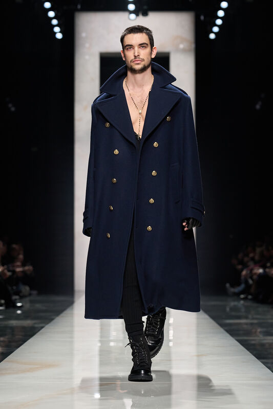 Строгий образ в темно-синем пальто с золотыми пуговицами, открывающий грудь и подчеркивающий мужественность