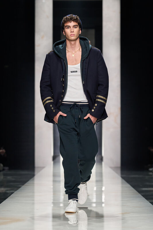 Спортивный стиль с элементами классики: темно-синий жакет, белая майка и удобные брюки, завершающие образ кроссовками