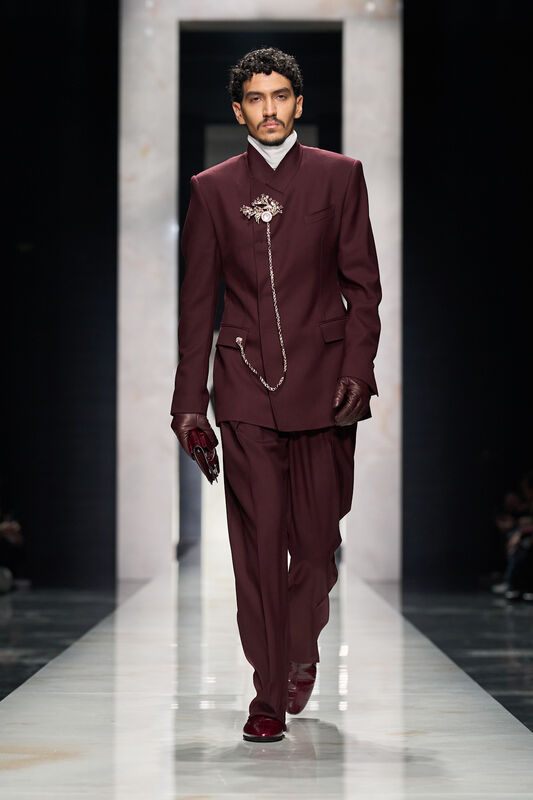 Строгий бордовый костюм с уникальной брошью и перчатками, подчеркивающий утонченность и элегантность