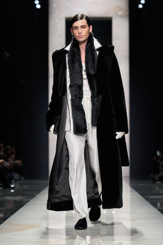 Модный длинный черный пальто с меховым воротником, белый комплект и аксессуары придают образу роскошный вид