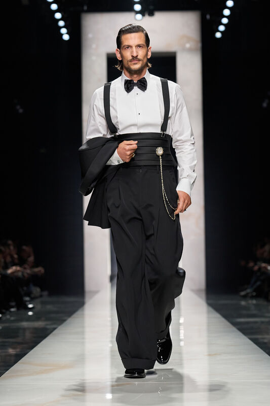 Стильный комплект с подтяжками и цепочкой, подчеркивающий современный подход к классике от Dolce & Gabbana