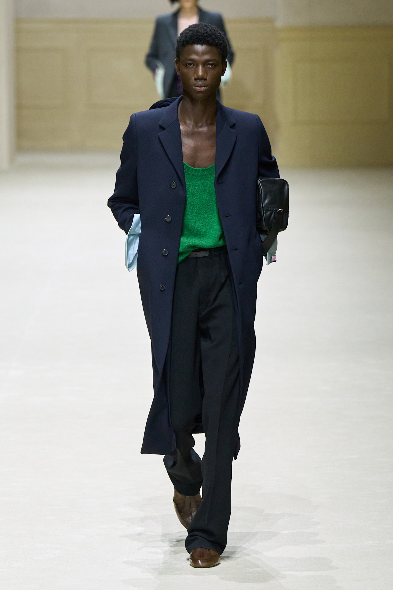 Элегантный наряд: темно-синий пиджак и ярко-зеленый свитер, дополненные классическими брюками и черной сумкой