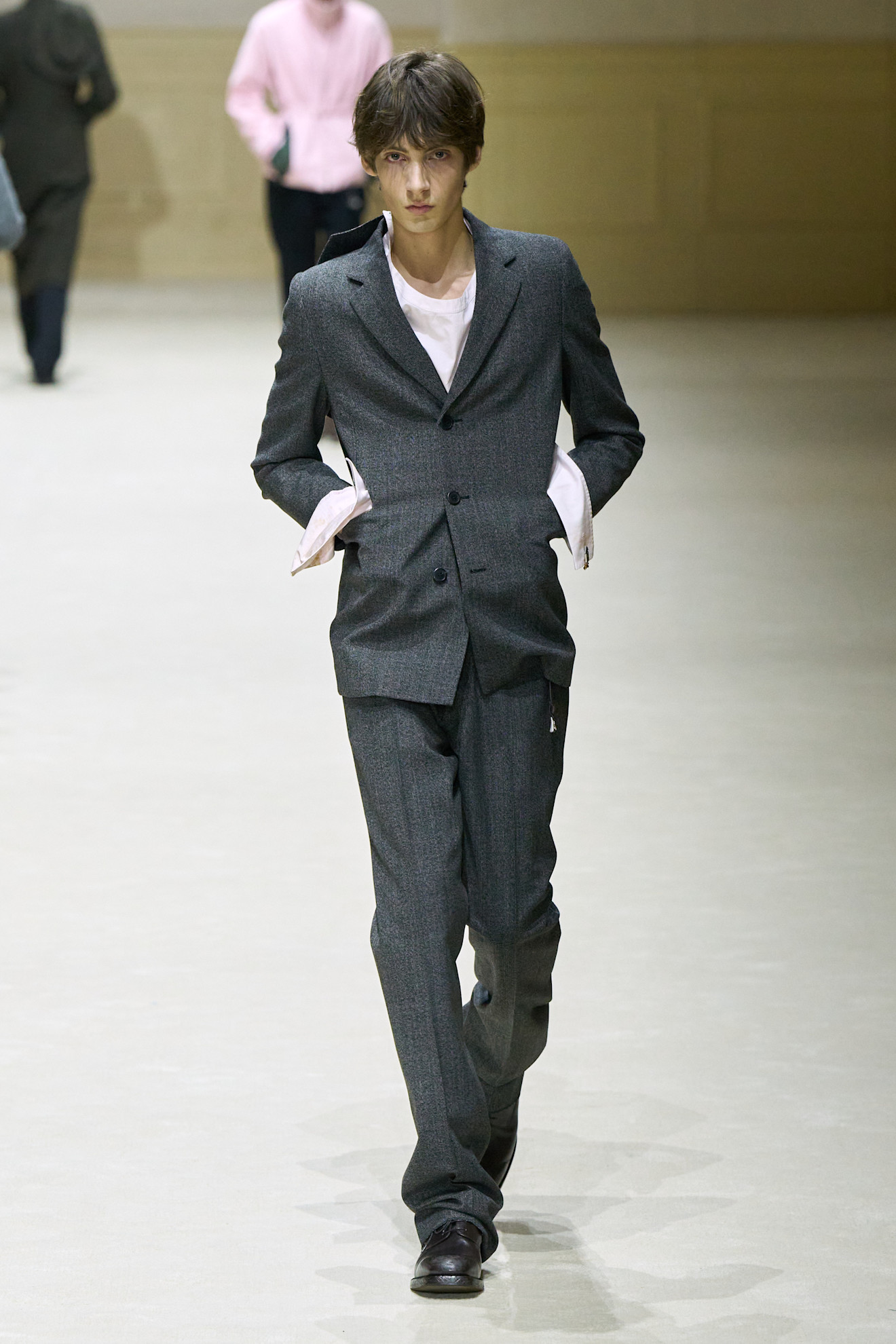 Элегантный серый костюм с классическим пиджаком и белой рубашкой, подчеркивающий утонченность стиля