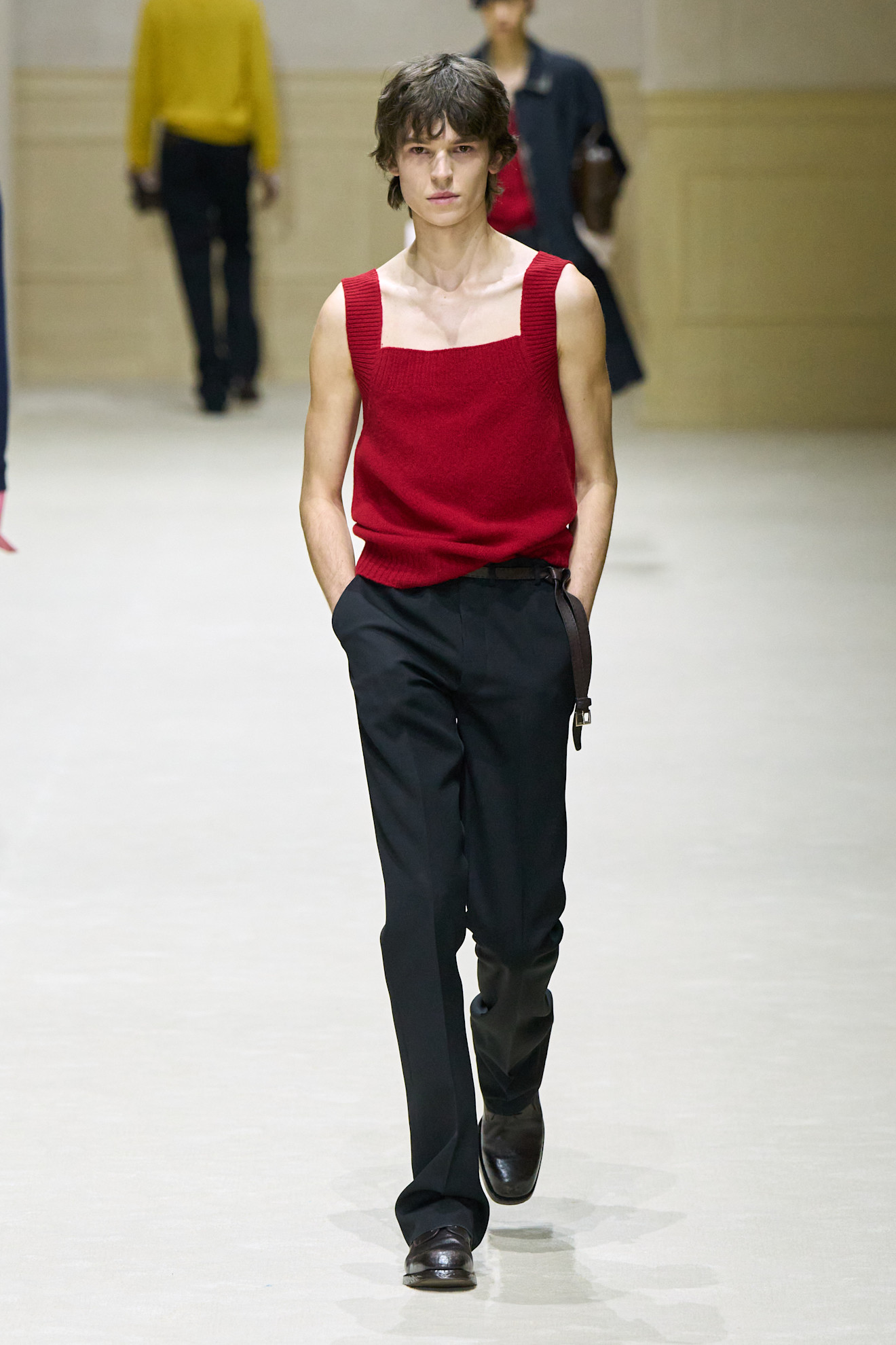 Яркий красный свитер с квадратным вырезом в сочетании с классическими черными брюками, создающий стильный контраст