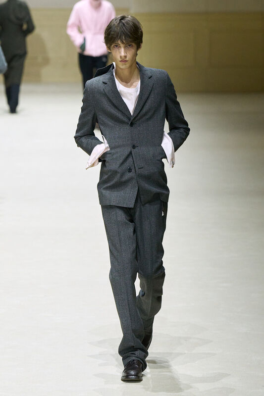 Элегантный серый костюм с классическим пиджаком и белой рубашкой, подчеркивающий утонченность стиля