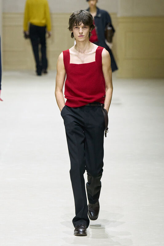 Яркий красный свитер с квадратным вырезом в сочетании с классическими черными брюками, создающий стильный контраст