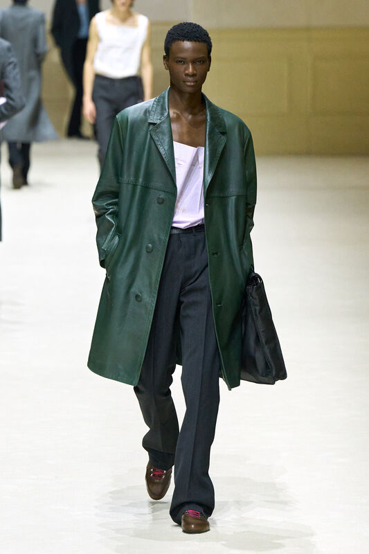 Глубокий зеленый кожаный тренч с белой майкой и строгими брюками, подчеркивающий элегантность и уверенность