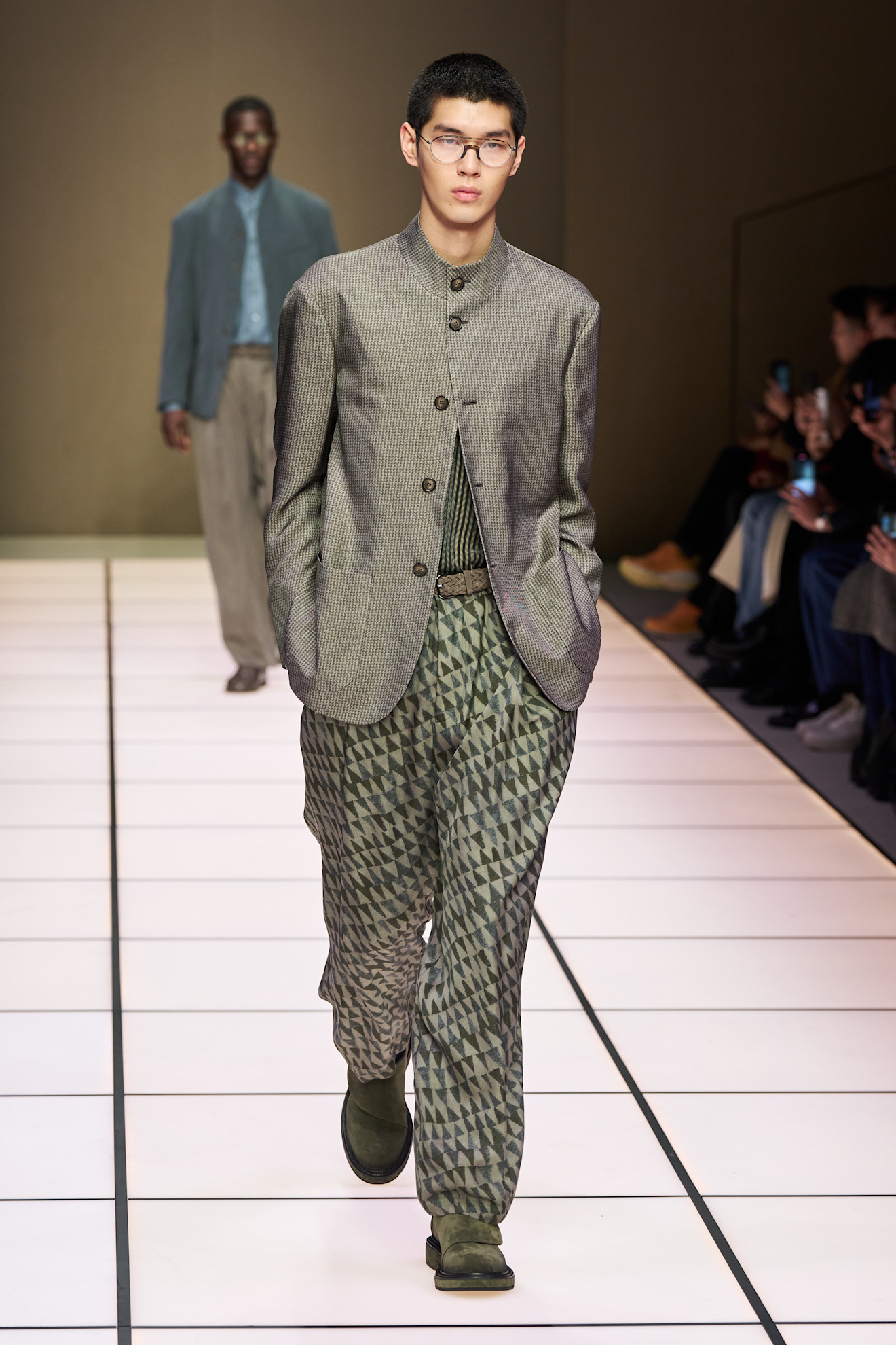 Стильный наряд с жакетом и брюками в геометрический узор, гармонично сочетающий текстуры и цвета осенне-зимней коллекции