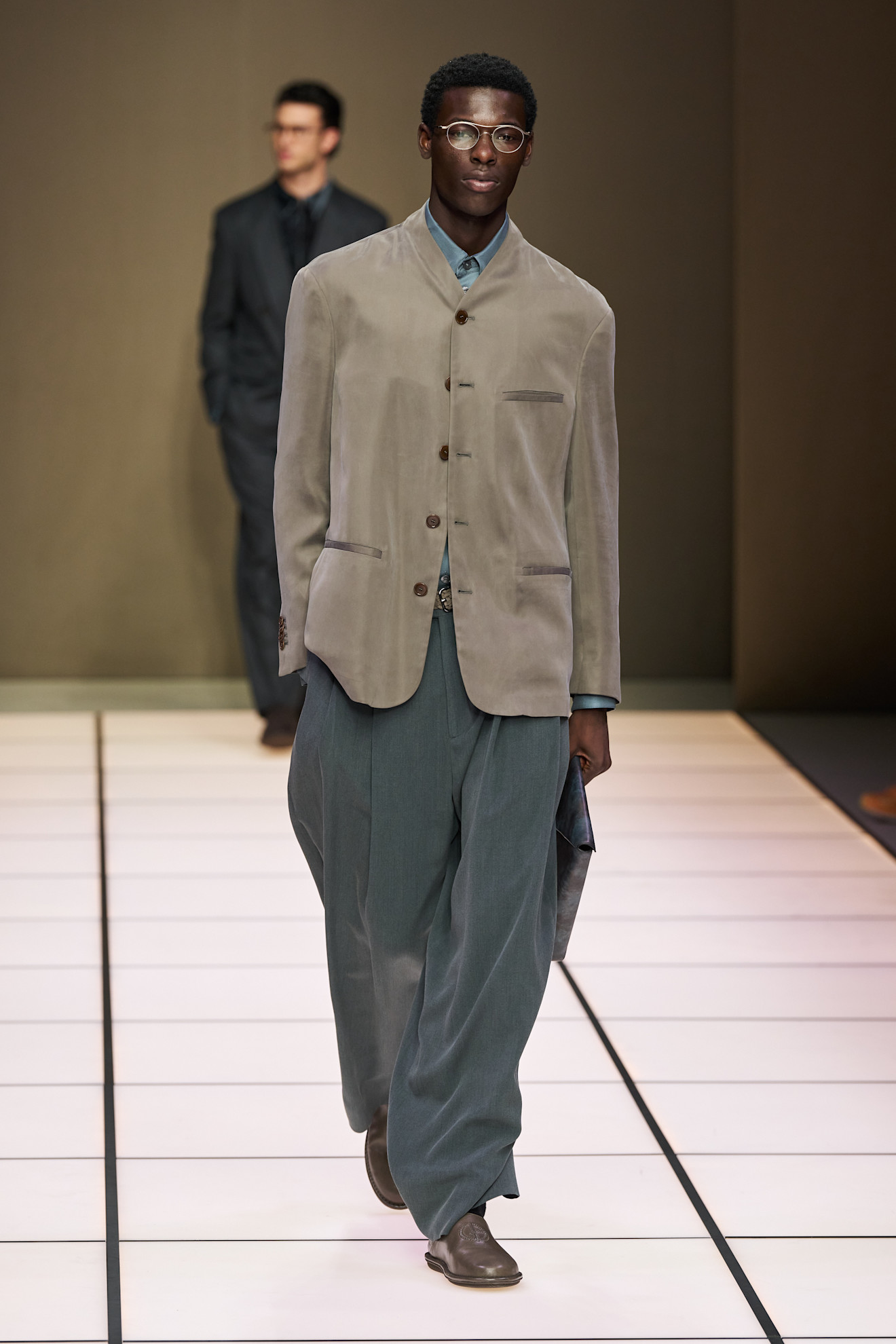 Элегантный образ с бархатным жакетом и брюками в тон, создающий атмосферу утонченности и стиля для осени-зимы 2026