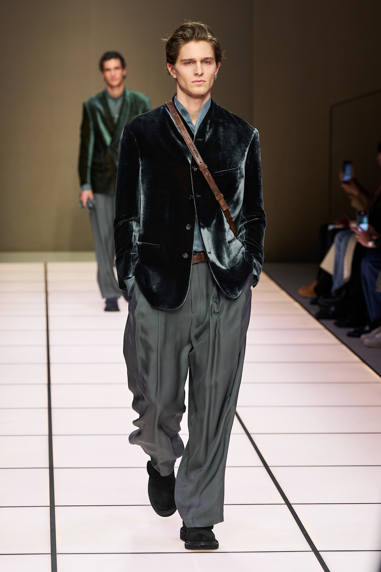 Модный бархатный пиджак глубокого зеленого оттенка в сочетании с широкими брюками, подчеркивающий утонченность стиля