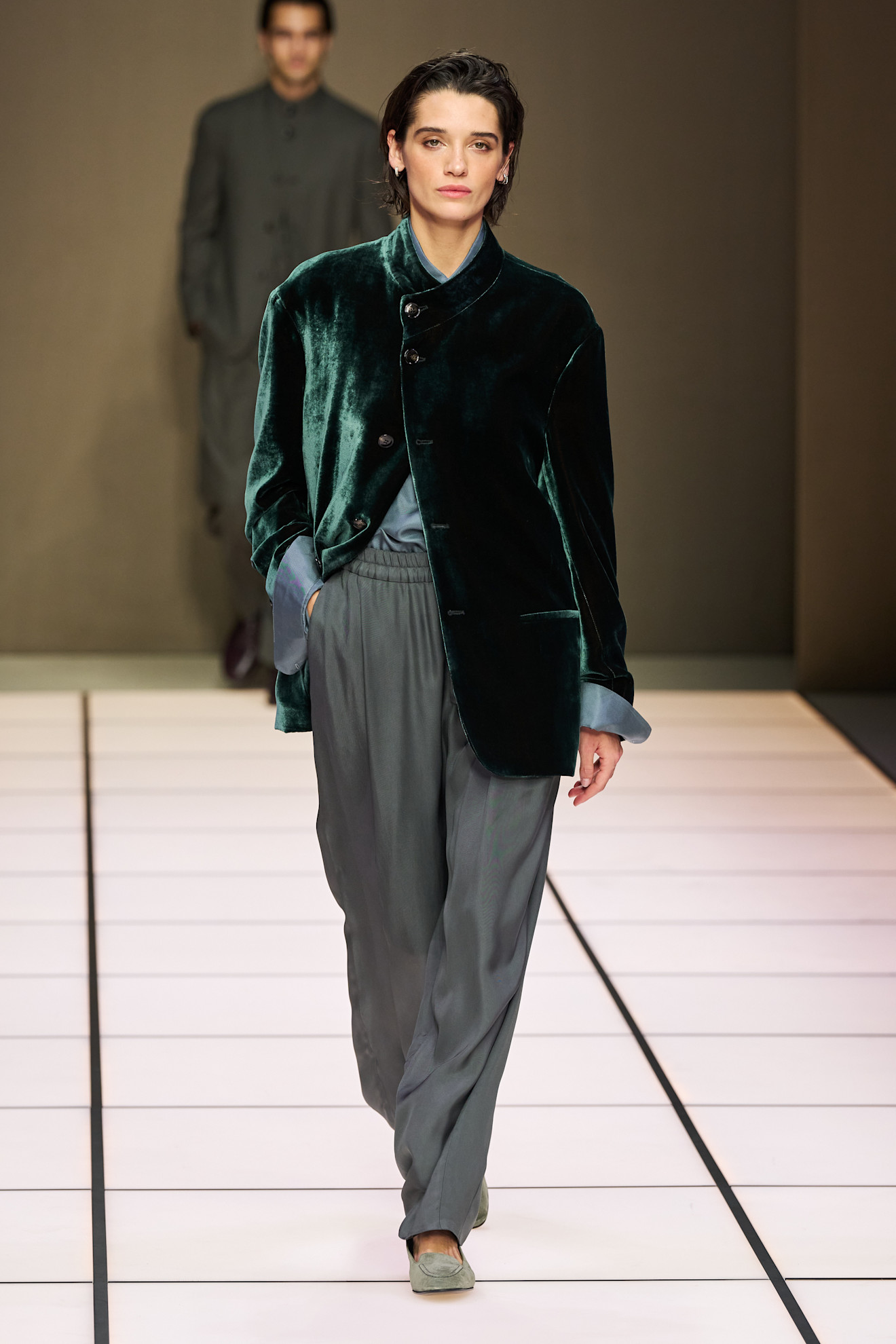 Бархатный жакет насыщенного изумрудного цвета с элегантными брюками, придающий образу современный и утонченный вид