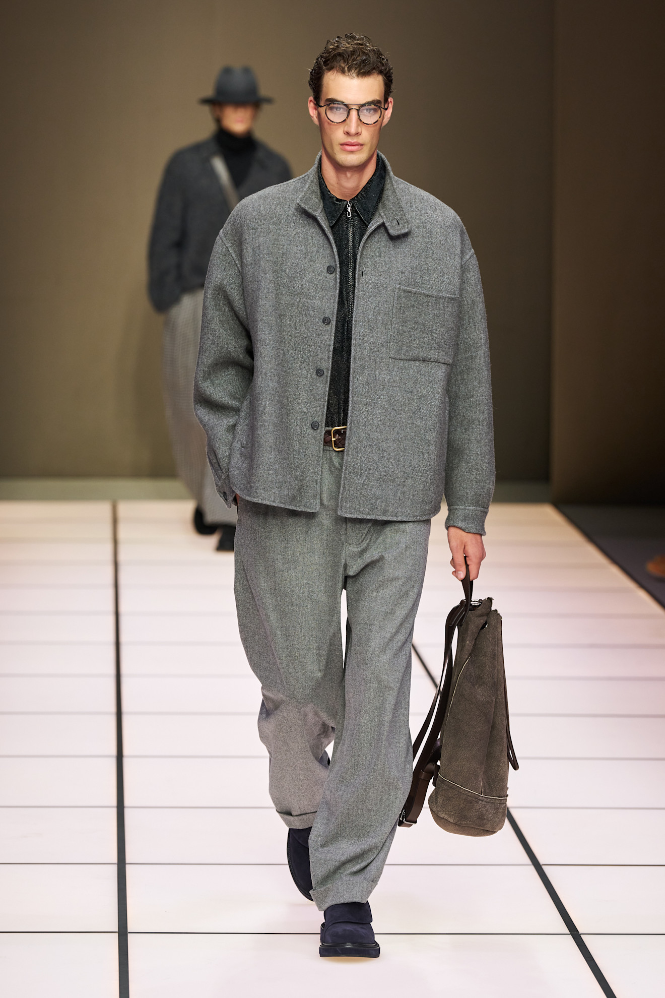 Уютный серый жакет с карманом и широкие брюки, создающие расслабленный, но стильный образ для осенне-зимнего сезона