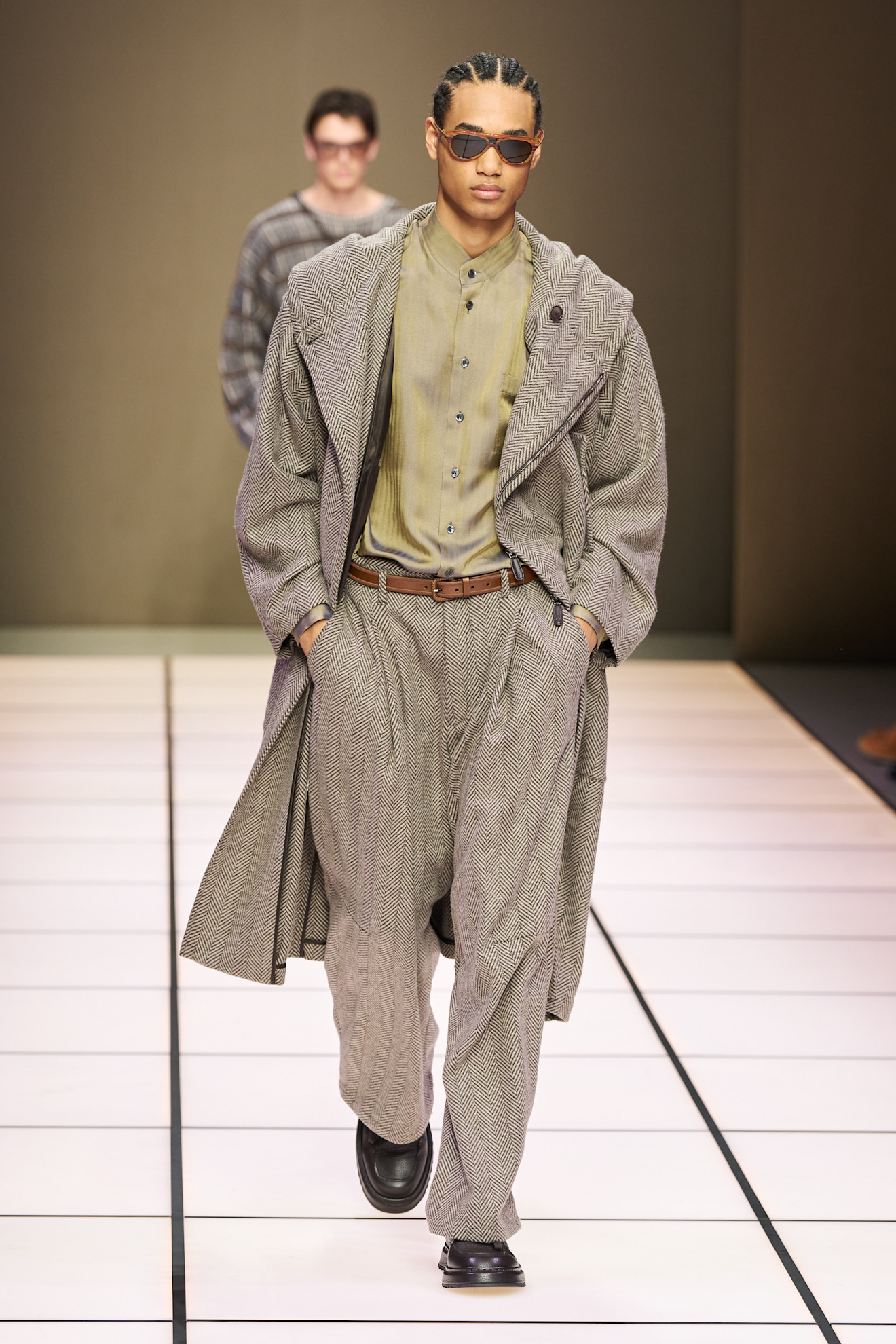 Стильный образ с объемным пальто и брюками в елочку, дополненный светлой рубашкой и солнцезащитными очками