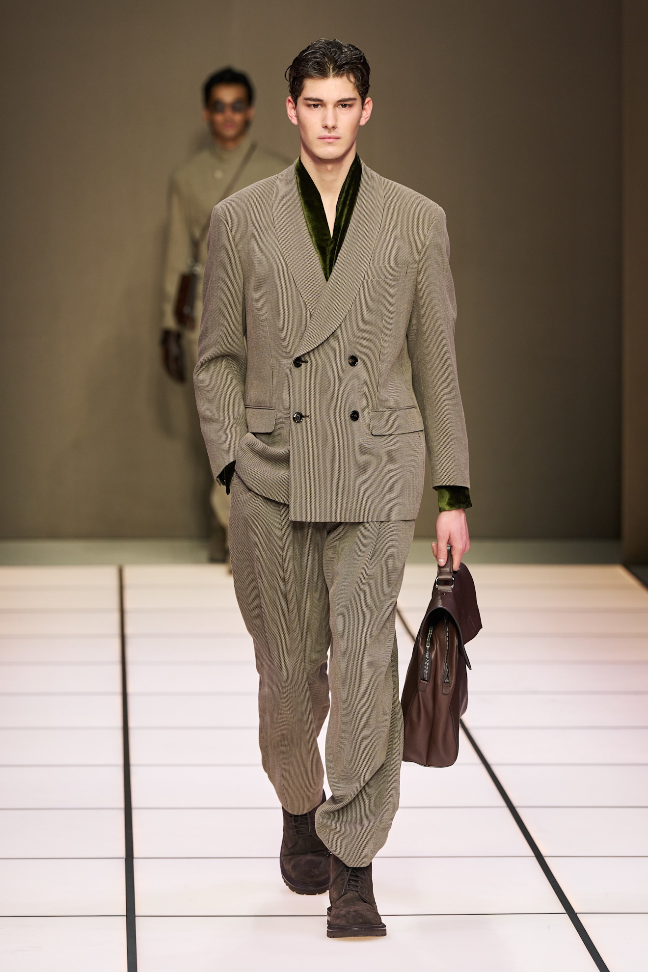 Стильный мужской костюм с двойным пиджаком в полоску, дополненный бархатным воротником и коричневой сумкой