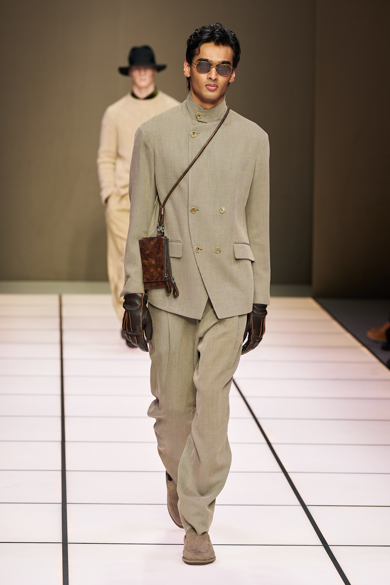 Элегантный наряд с двубортным жакетом и перчатками, завершенный стильными солнцезащитными очками