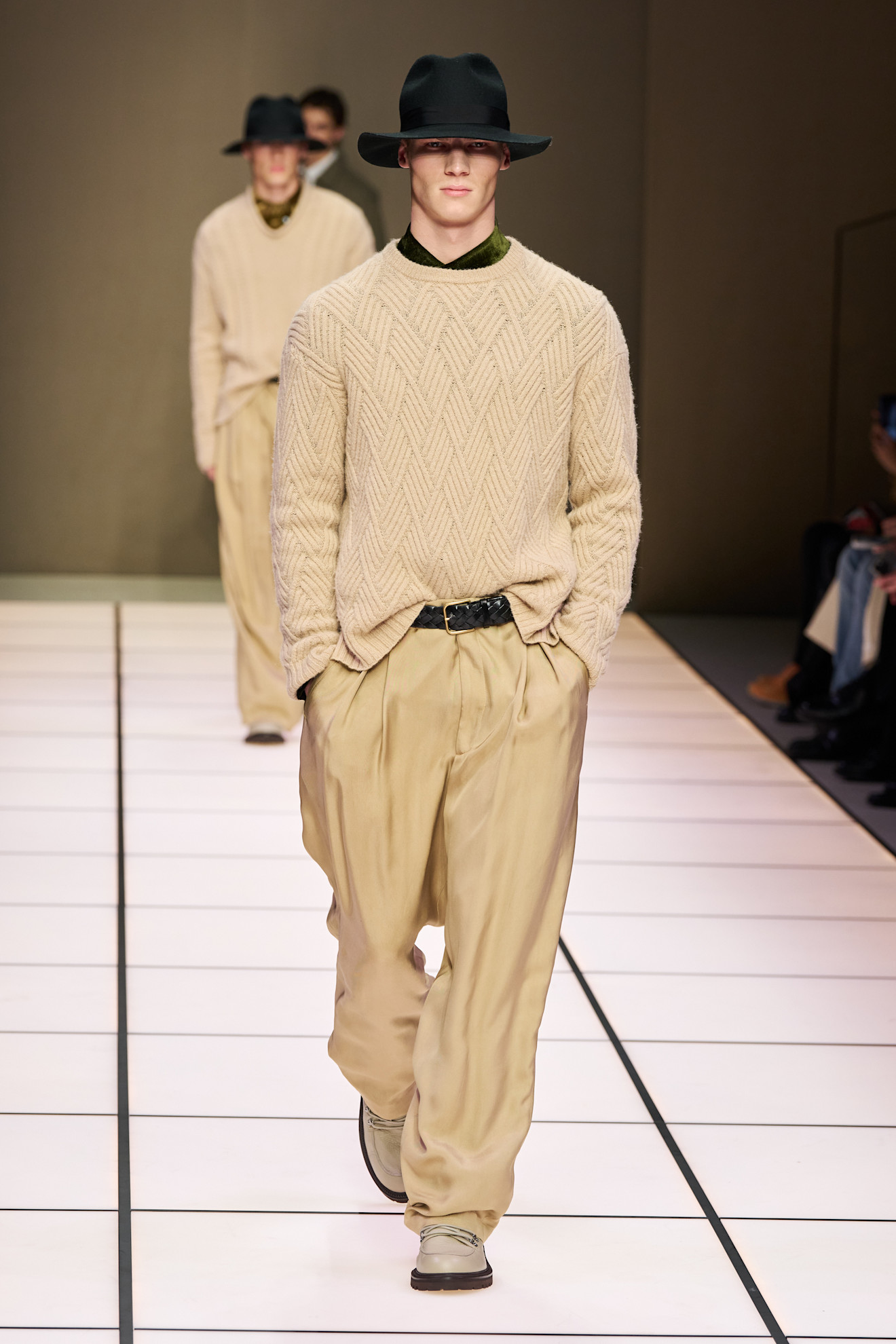 Уютный вязаный свитер бежевого цвета с рельефным узором, сочетание с широкими брюками и черной шляпой