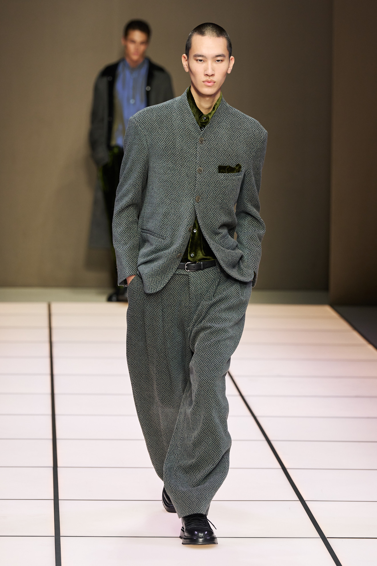 Элегантный наряд с геометрическим узором в серых тонах, дополненный бархатной отделкой и классическими туфлями