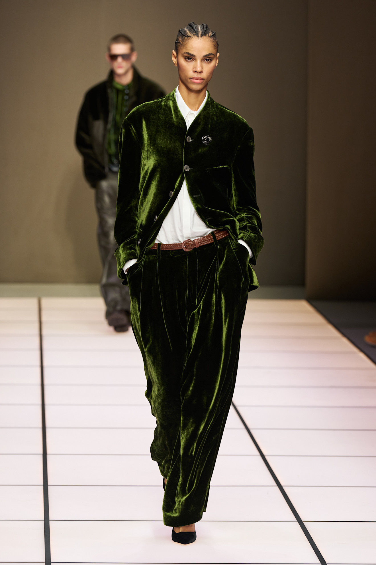 Стильный бархатный костюм насыщенного зеленого цвета с белой рубашкой, акцент на изысканных деталях и прическе