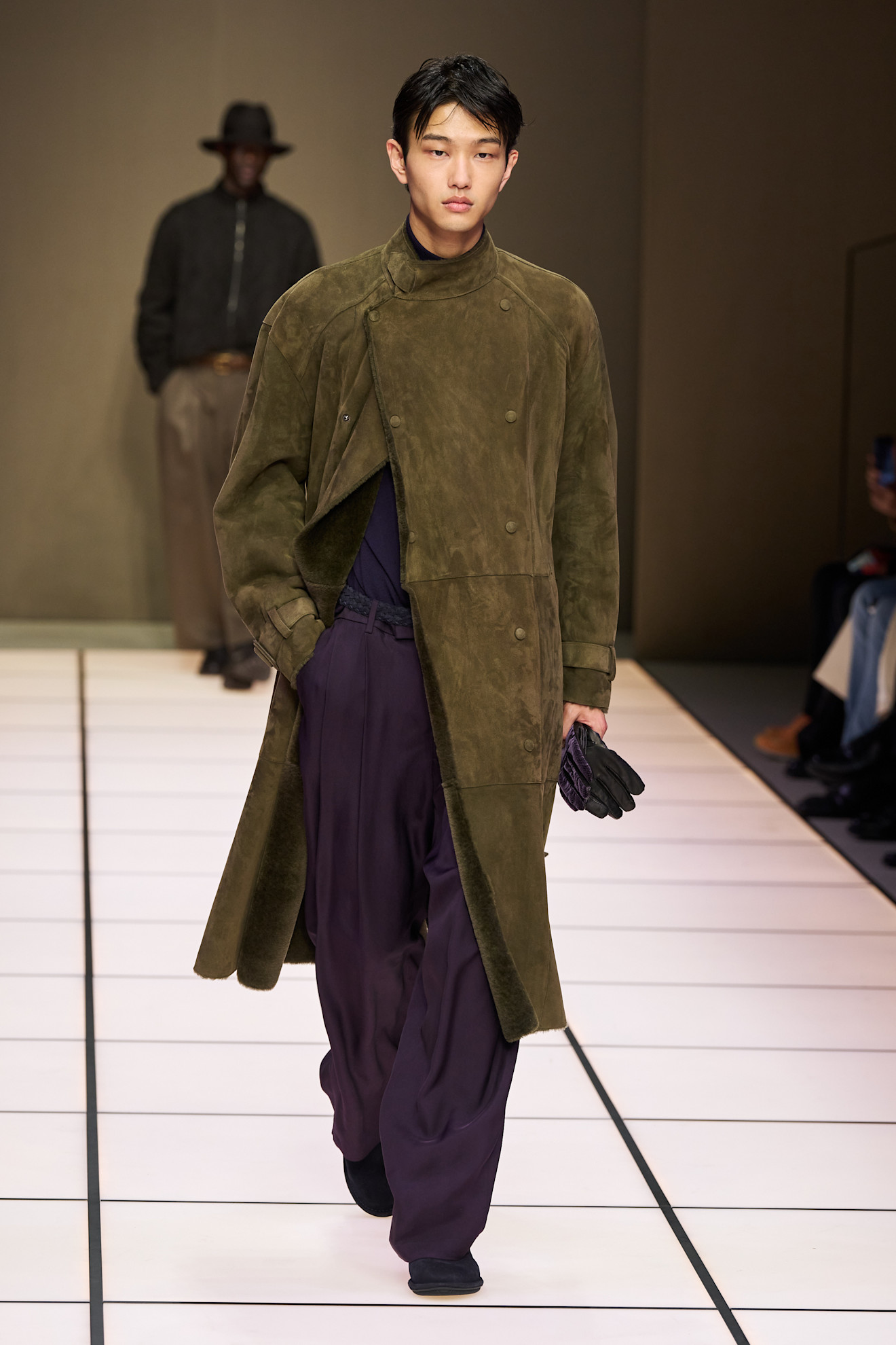 Стильный замшевый тренч оливкового оттенка, дополненный широкими брюками и перчатками, создающими элегантный силуэт