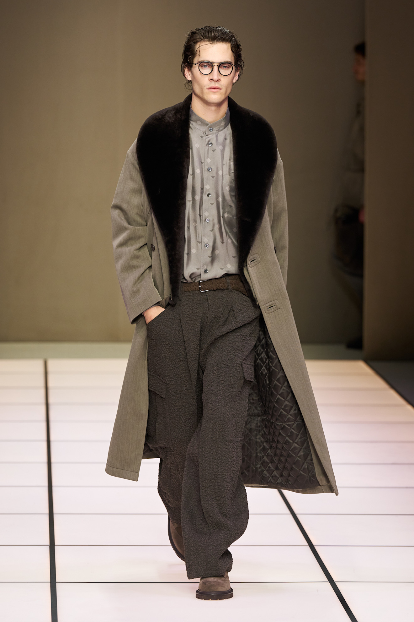 Стильный образ в сером пальто с меховым воротником и объемными брюками, создающий атмосферу утонченной элегантности