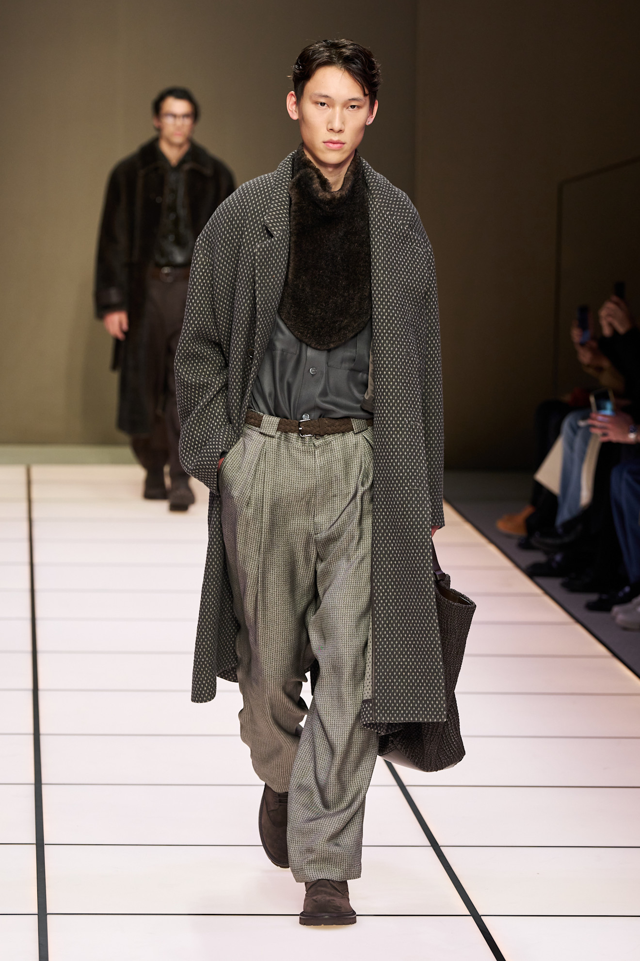 Строгий наряд с клетчатым пальто и уютным воротником, создающим атмосферу тепла и уюта в осеннем показе