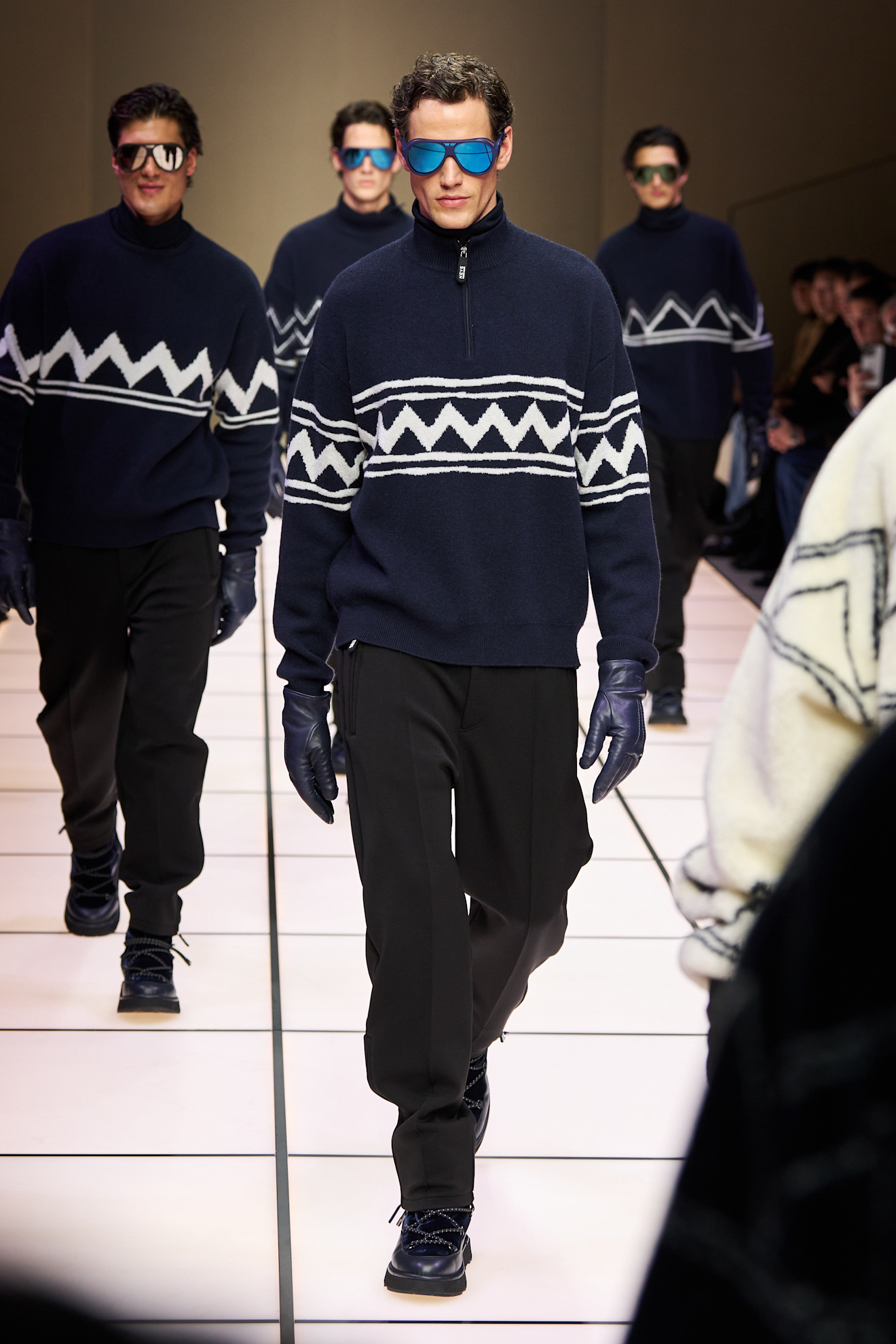 Теплый свитер с геометрическим узором в темно-синих тонах, дополненный перчатками и стильными солнечными очками