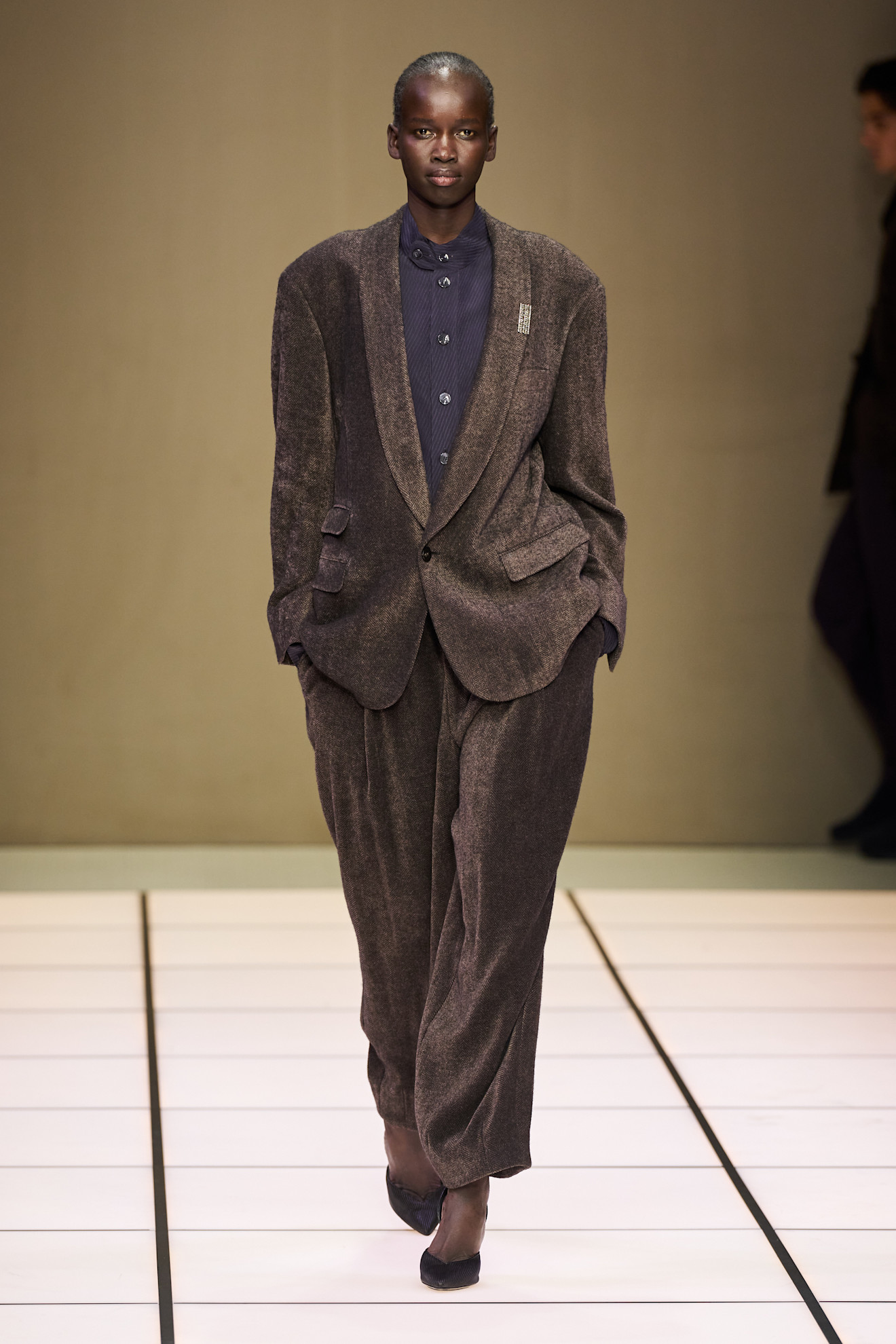 Элегантный костюм из мягкой ткани в коричневых оттенках, с акцентом на текстуру и строгие линии