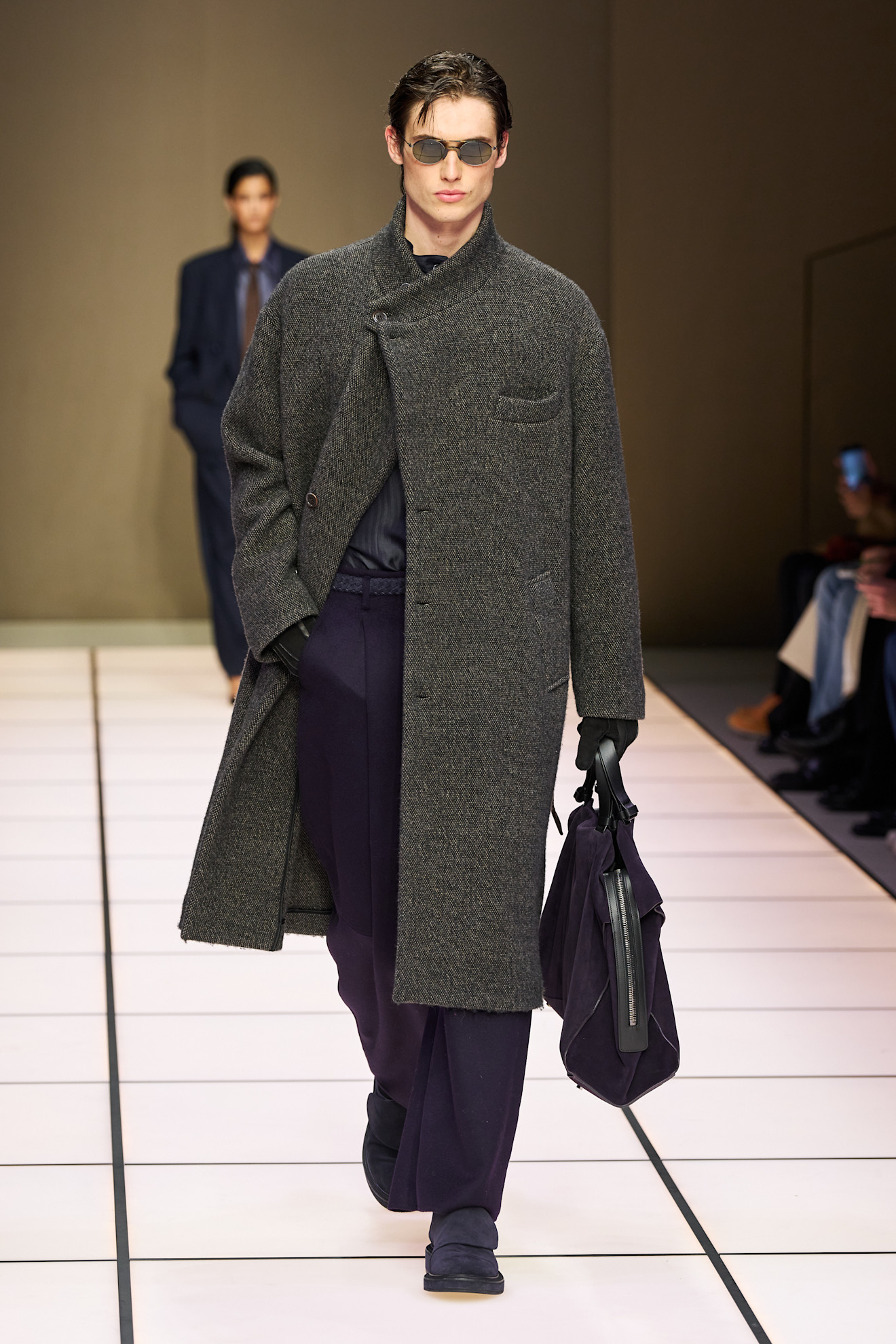 Стильный мужской образ: серый пальто с текстурой, темно-синие брюки и аксессуары, создающие атмосферу уверенности