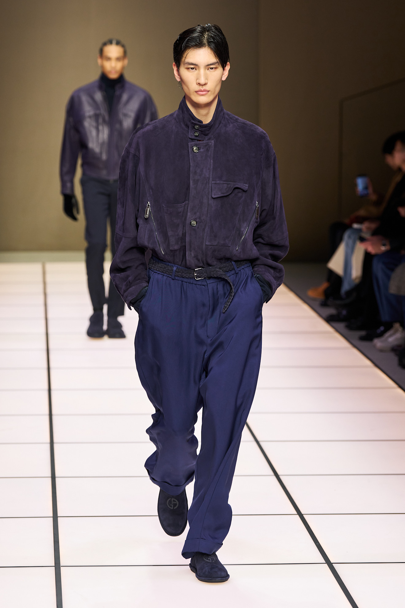 Модный образ с замшевой курткой глубокого фиолетового оттенка и свободными брюками, создающий непринужденный стиль