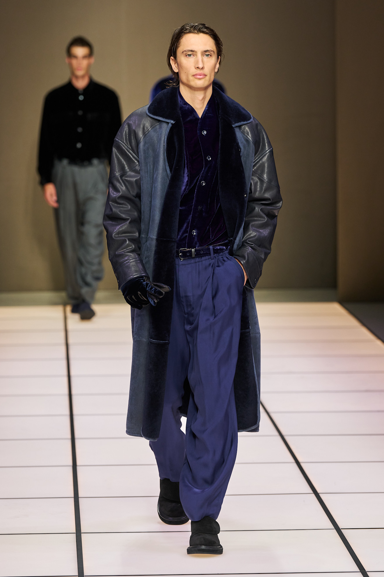 Модный длинный кожаный плащ с бархатным воротником, сочетание темно-синего и серого цветов для уверенного стиля