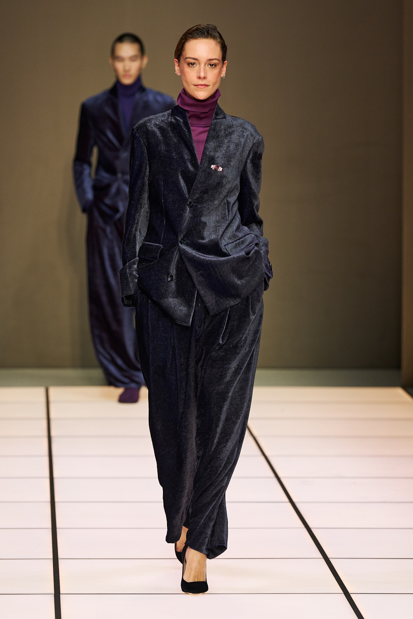 Женский бархатный костюм с пиджаком и брюками в темно-синем цвете, дополненный фиолетовым свитером для яркого акцента