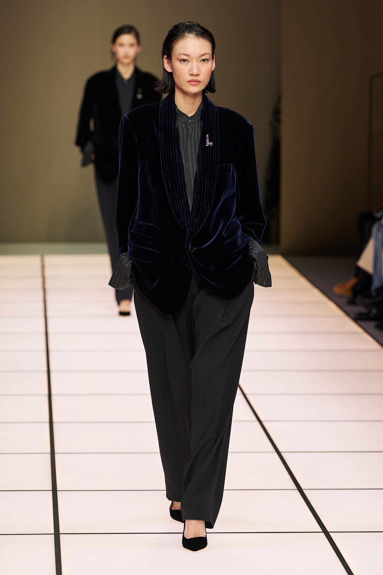 Стильный бархатный пиджак глубокого синего цвета в сочетании с черными брюками, создающий утонченный силуэт