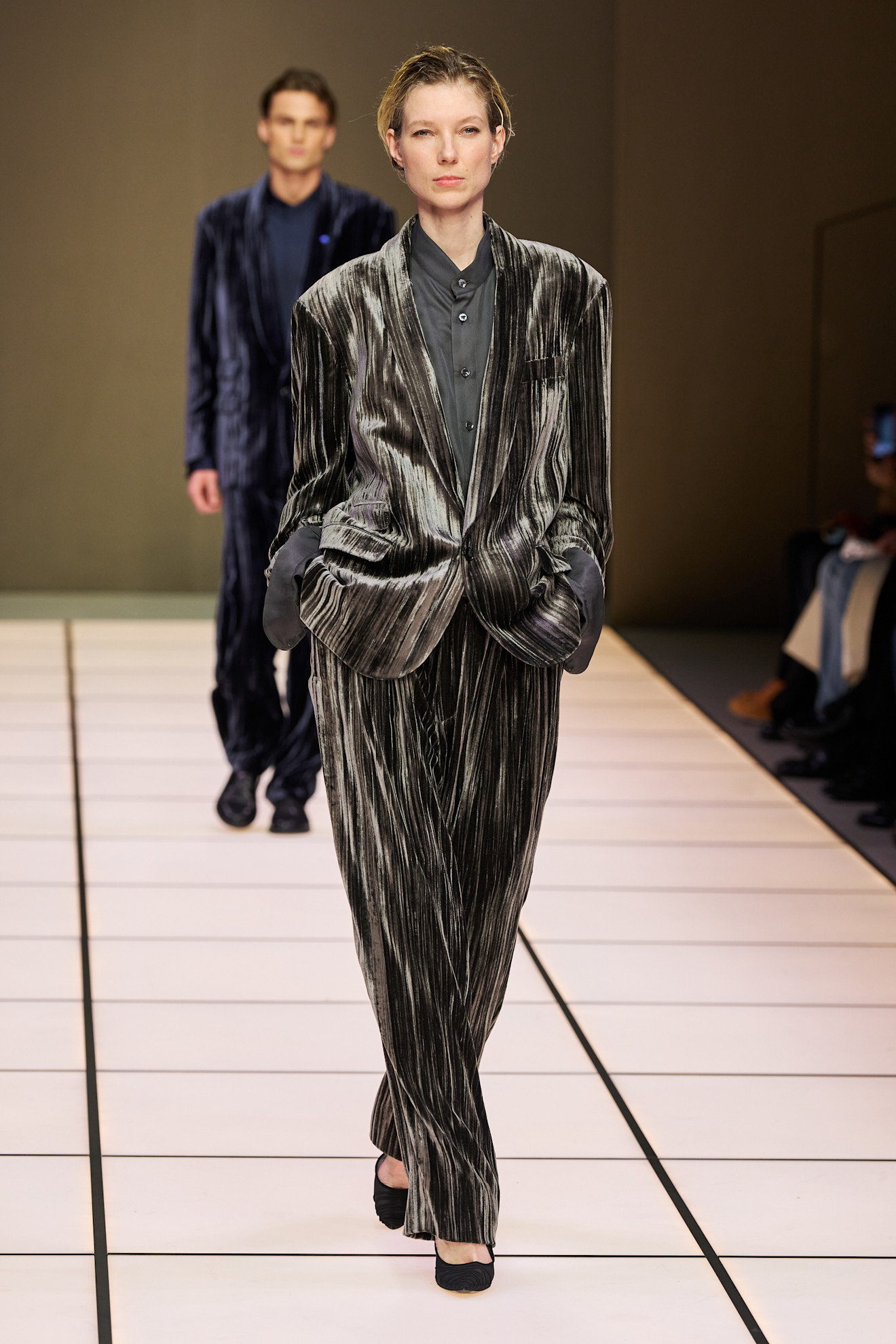 Строгий образ с полосатым пиджаком и брюками, выполненными в серых тонах, подчеркивающий современный стиль Armani